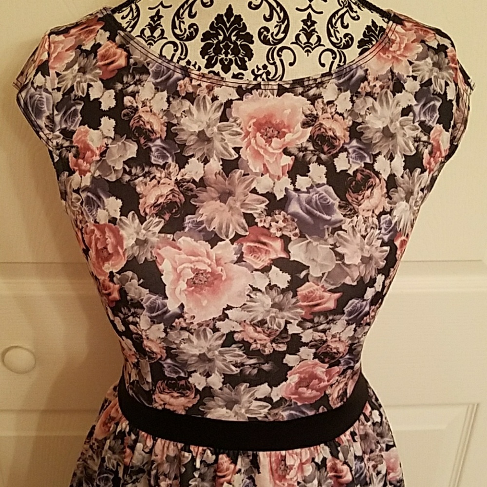 Beautiful floral dress - Picture 2 of 8